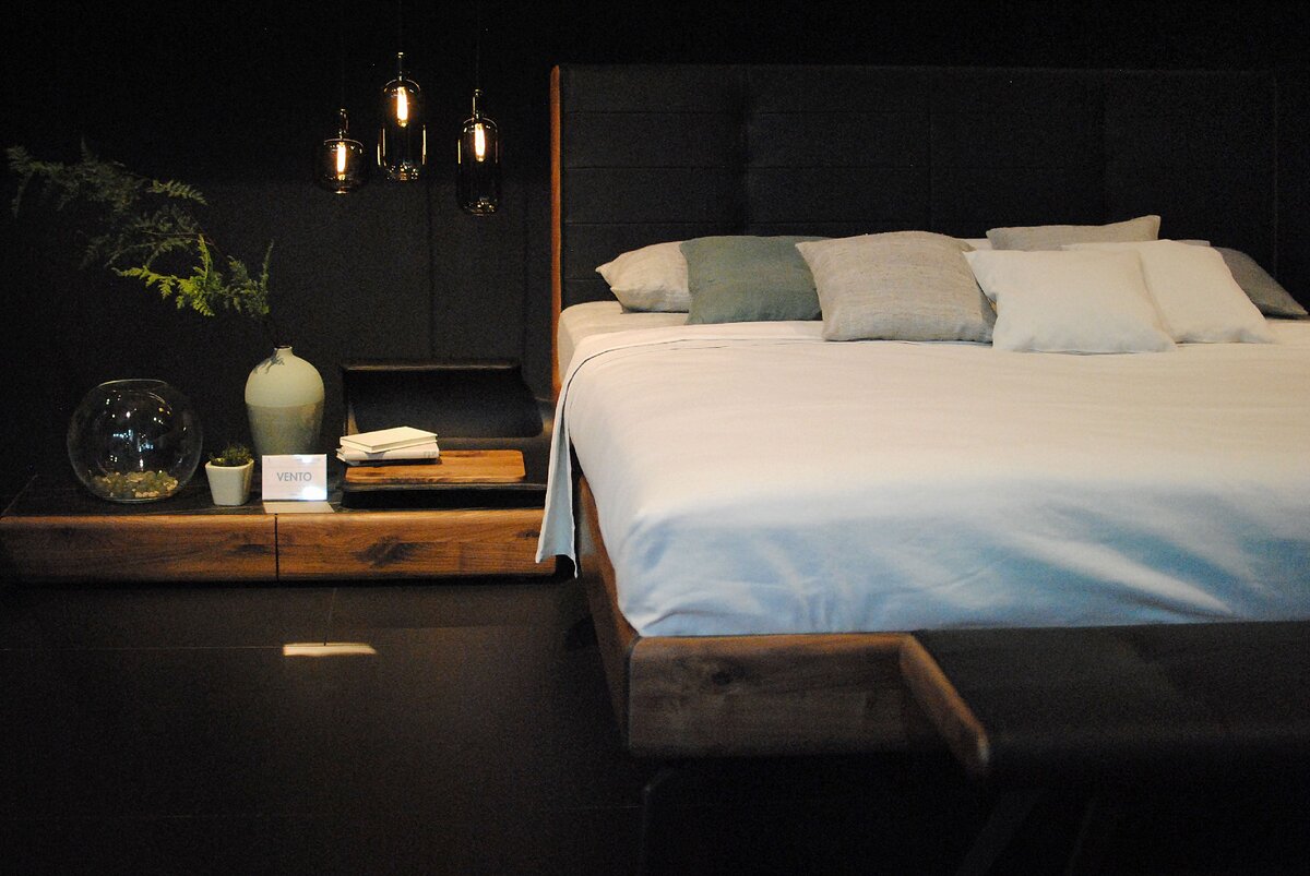 Дизайн прикроватных тумб максимально разнообразен. Это прекрасная возможность добавить интерьеру оригинальности при лаконичной кровати.