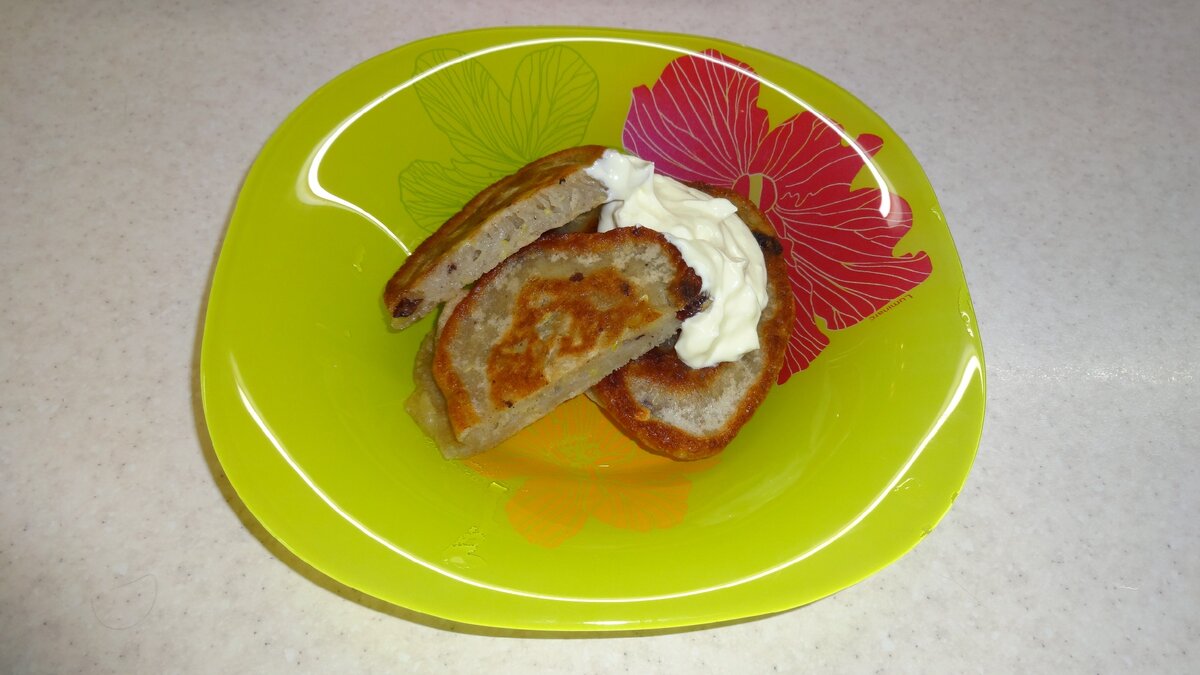 Оладьи пышные с румяной нежной корочкой с кабачком и изюмом. Подавать со сметаной или растопленным сливочным маслом. Вкусны они и на другой день – подогретые или слегка запечённые.