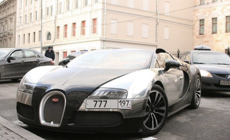2. BUGATTI VEYRON 