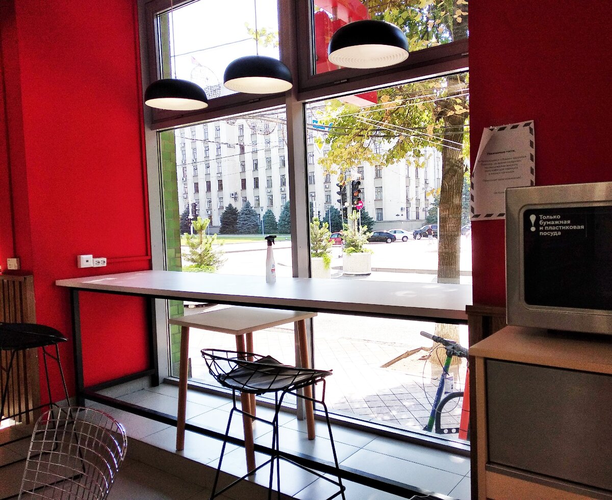 Барная стойка с видом на Красную