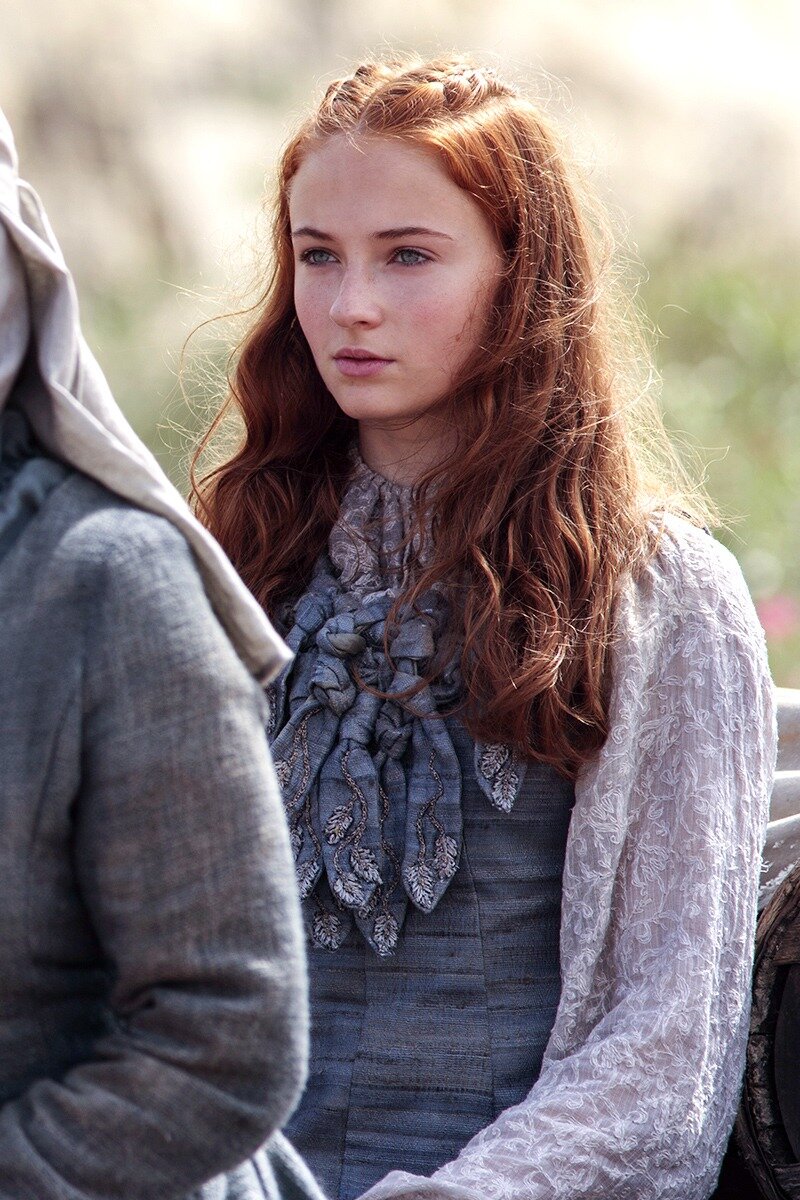 В роли Сансы в первых сезонах.