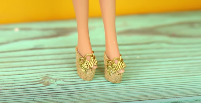 2. Туфли и аксессуары для Барби своими руками.