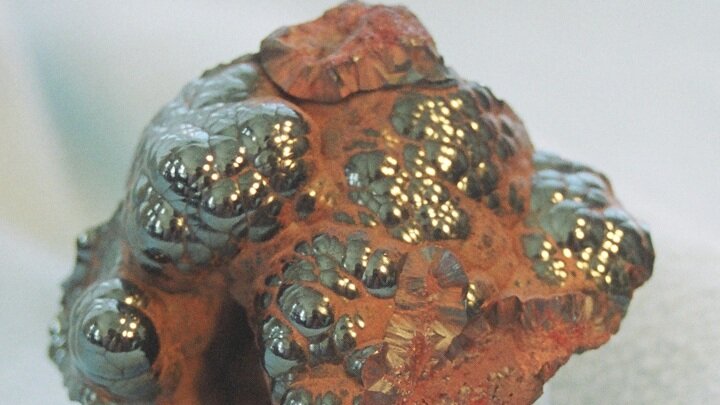 Обнаружение на Луне гематита стала полной неожиданностью для ученых. Фото Wikimedia Commons.