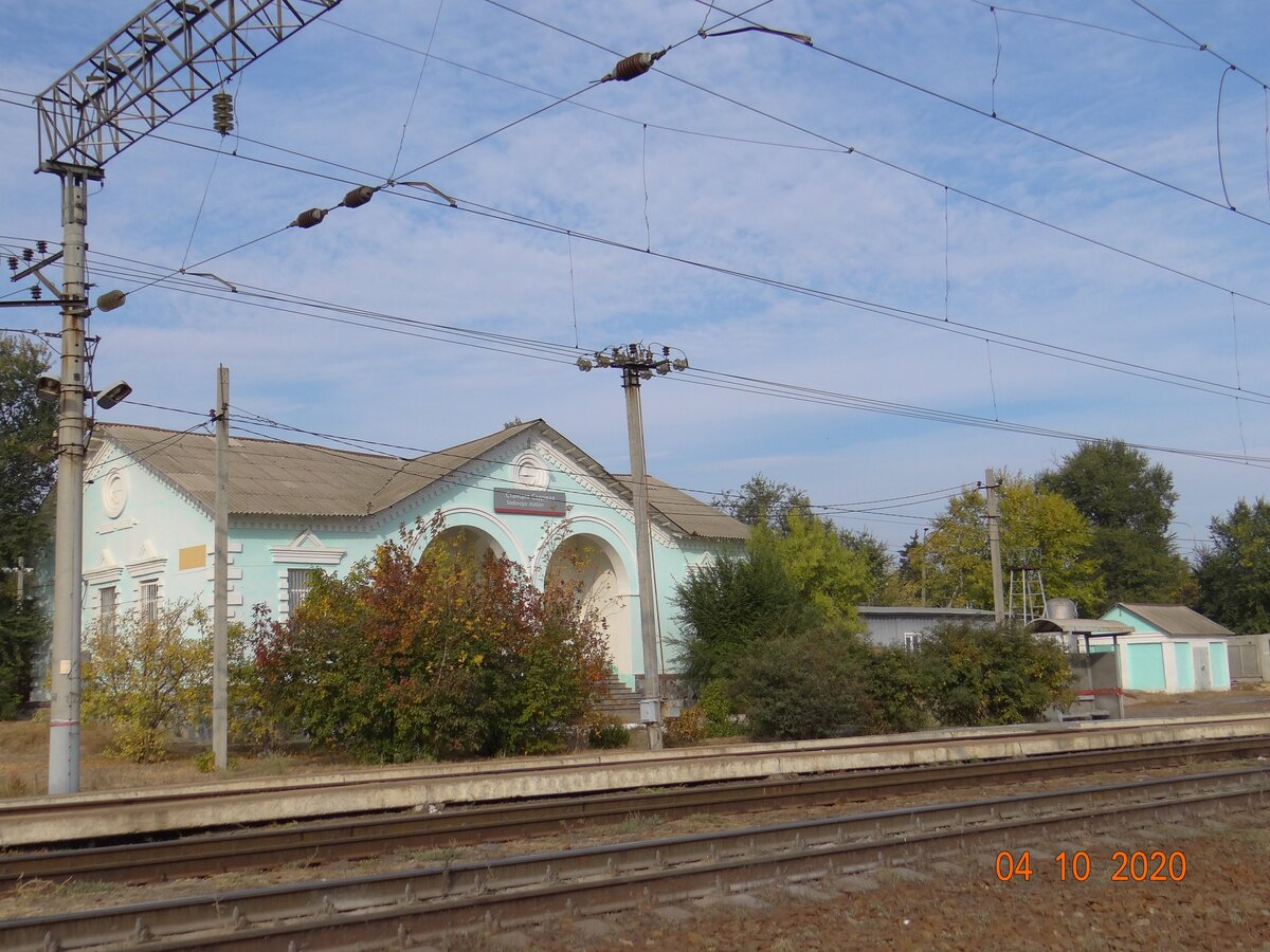 Станция Садовая - одна из старейших в Волгограде. Это здание станции - послевоенное.