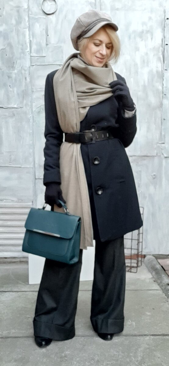 Пальто с широкими брюками.