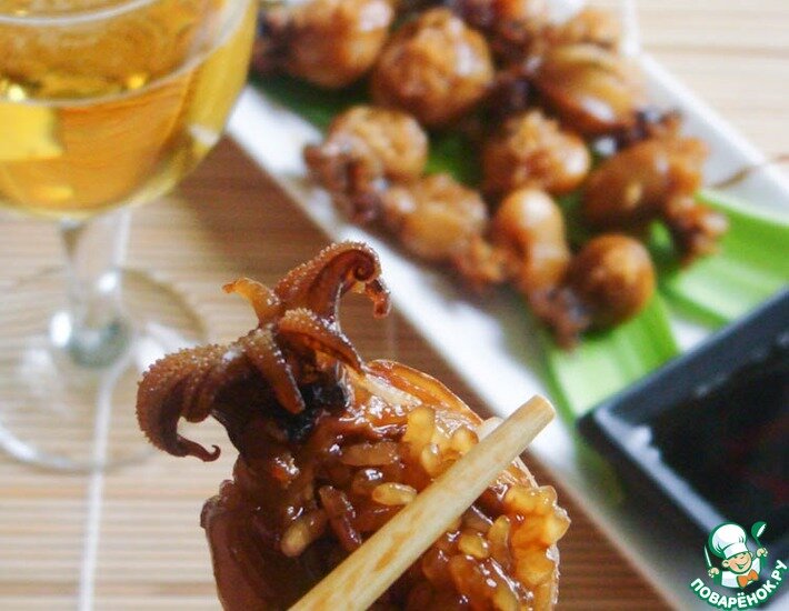  Ика меши - это традиционное японское блюдо. Простыми словами - это фаршированные рисом кальмары, но на японский манер. Обычно, блюдо готовится из свежих кальмаров или каракатиц с длинными щупальцами, нафаршированные тушки готовятся в смеси соевого соуса, сахара и рисового вина, и в готовом виде приобретают красивый блестящий глянец, благодаря глазури. На тарелке все это смотрится очень симпатично, кроме того это очень вкусно. Отлично и в качестве закуски, и как самостоятельное блюдо.