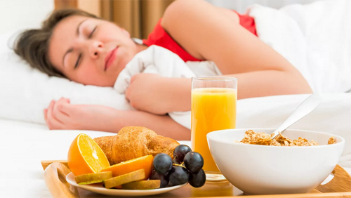 1. Ложиться спать. Во время сна все процессы в организме замедляются, поэтому если лечь  спать после еды, полезные вещества из пищи будут усвоены не в полном  объеме. Также вредно ложиться спать после еды по следующей причине:  небольшое количество пищеварительных соков затекает из желудка обратно в  пищевод, что в свою очередь провоцирует появление изжоги. Ну и конечно  отдых после еды вреден для фигуры, поэтому после приема пищи необходимо  подождать не менее 1,5-2 часа.