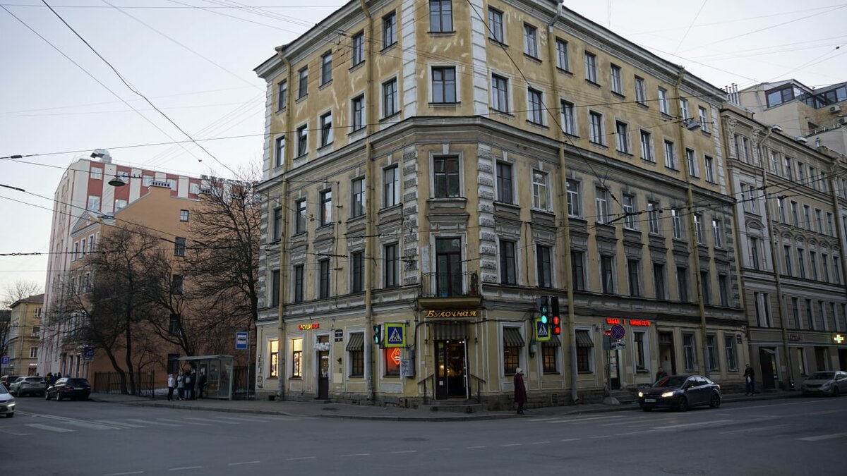 В угловом доме на Мытнинской находится булочная Ф. Вольчека №17