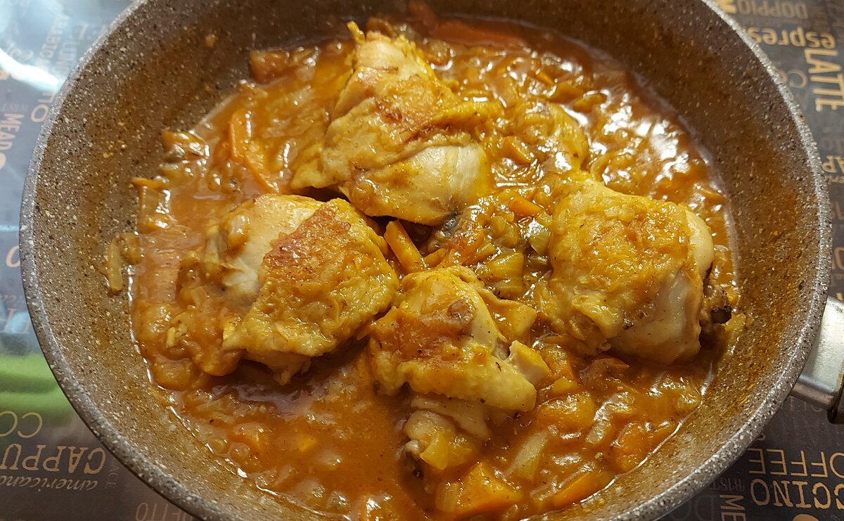 В предвкушении ужина: тушеная нежная курочка в соусе готова 