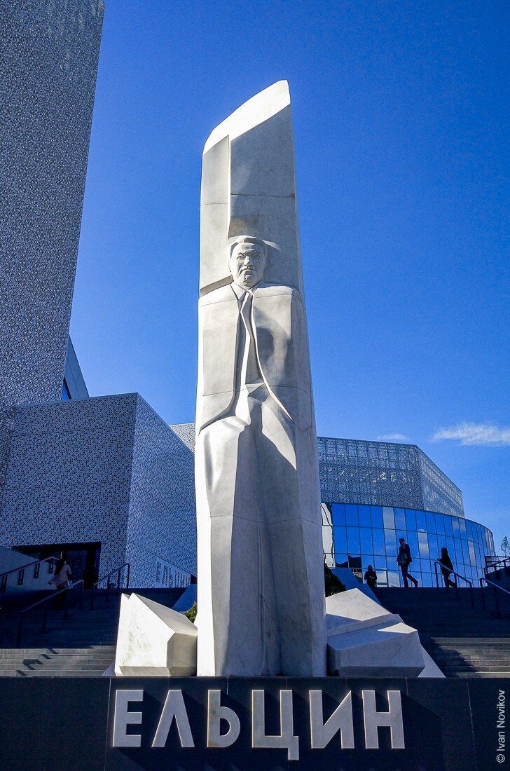 Памятник у входа.