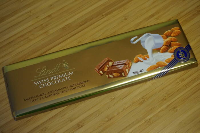 Шоколад Lindt Swiss Premium молочный с цельным фундуком 300г