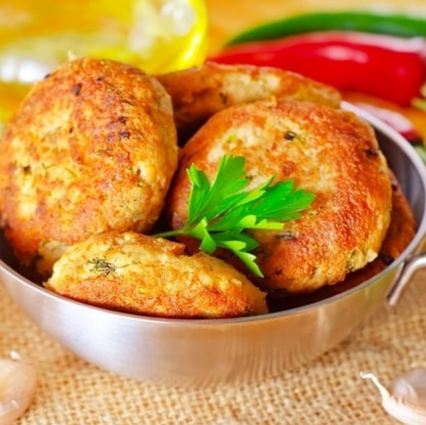 🧾 Ингредиенты: 🍗0,5 кг куриного филе
🧅1 луковица
🥚1 яйцо
🧀50 г сыра (пармезан)
🥄2 ст.л. манки
🔅50 г растительного масла
☘маленький пучок петрушки
🎋кориандр
🌶перец
🧂соль по вкусу
