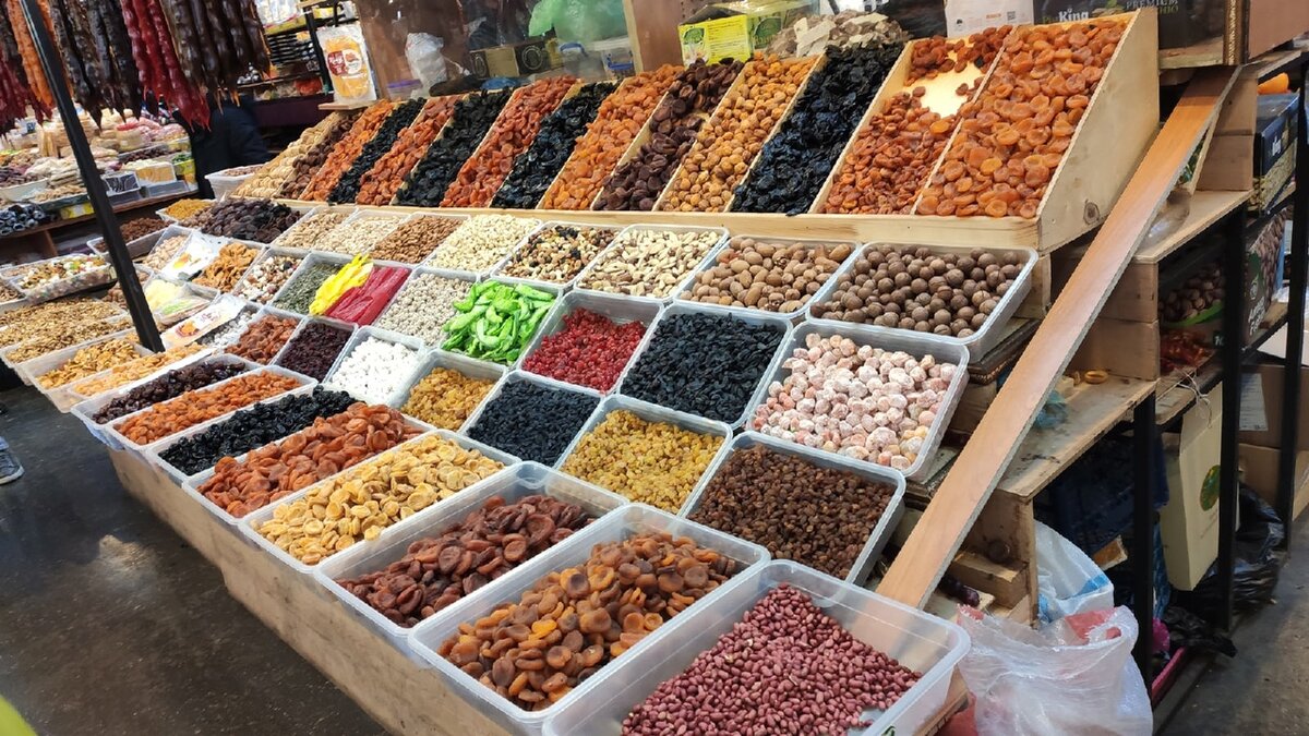 торговля овощами на ярмарке. фирмы продают на рынке. фирмы продают на рынке. сухофрукты на развес. пятигорск рынок.