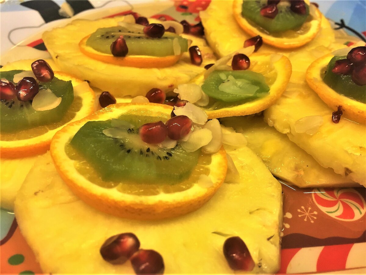 Праздничный фруктовый десерт, итальянская кухня, фото автора.