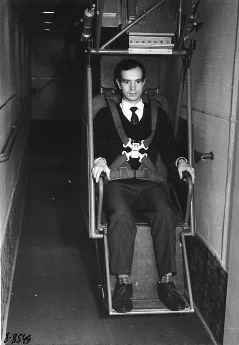 Рис. Испытуемый Олег Хмелевский сидит в кресле, передвигающемся по коридору квартиры-центрифуги «Марс-Орбита», вращающейся со скоростью 48 градусов в секунду.