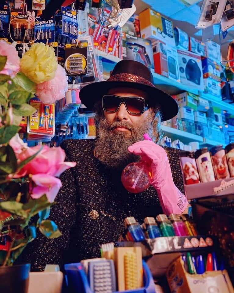 Себастьену Теллье 45 лет, но он так захватывающе и давно бородат, что кажется — точно больше.