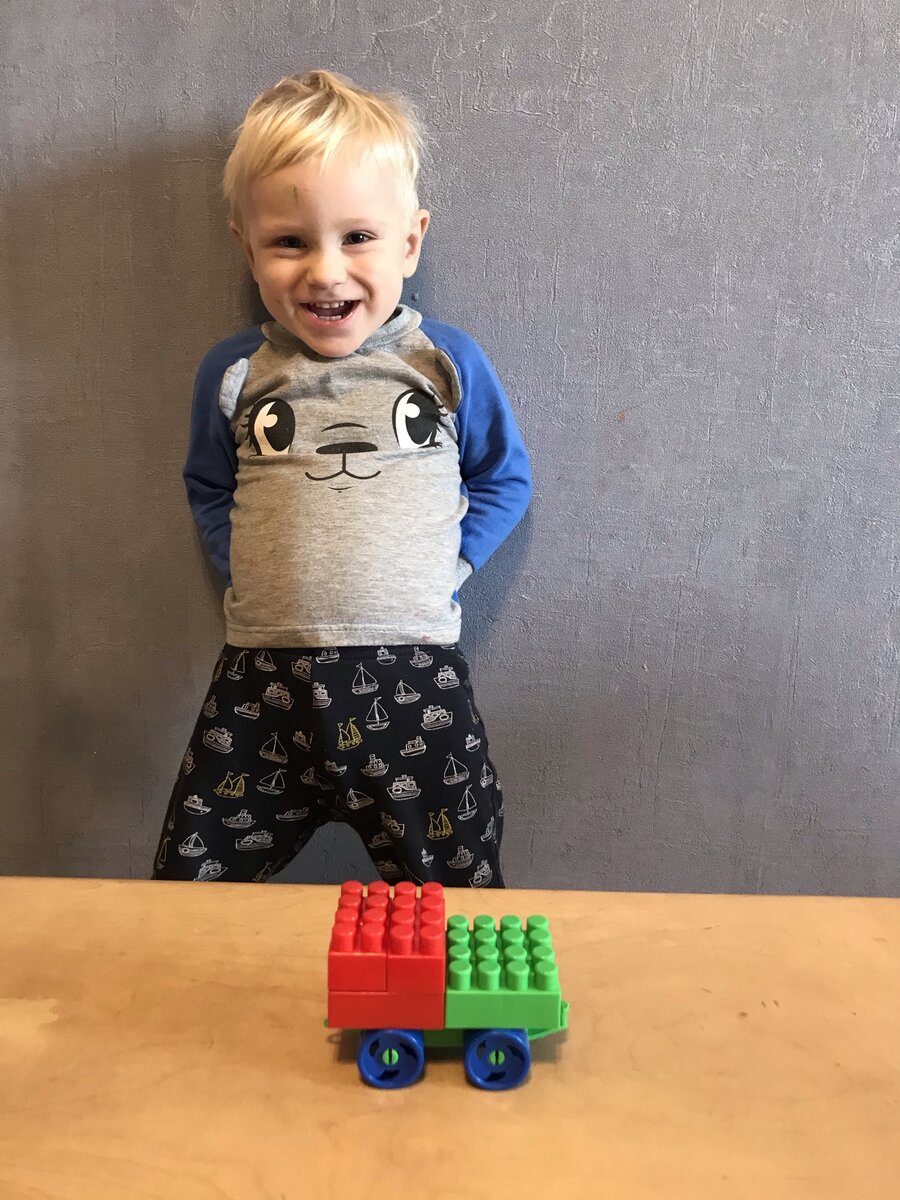 Возраст Родиона 2,2 года. Насмотревшись на меня, он собрал свой грузовик. 