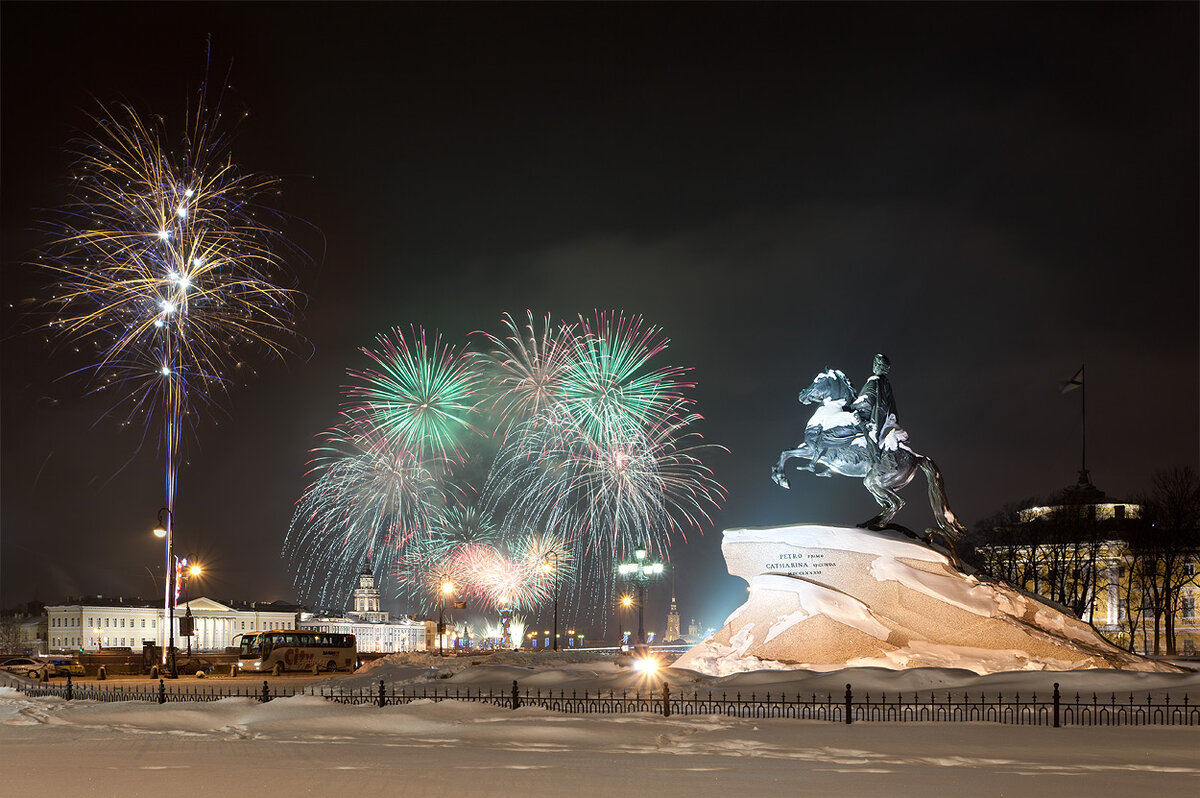 Новогодний фейерверк в северной столице