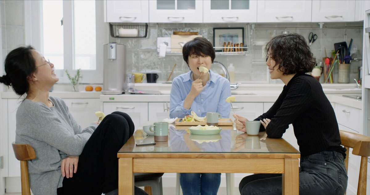 Кадр из фильма «Женщина, которая убежала» ("Domangchin yeoja"), 2020