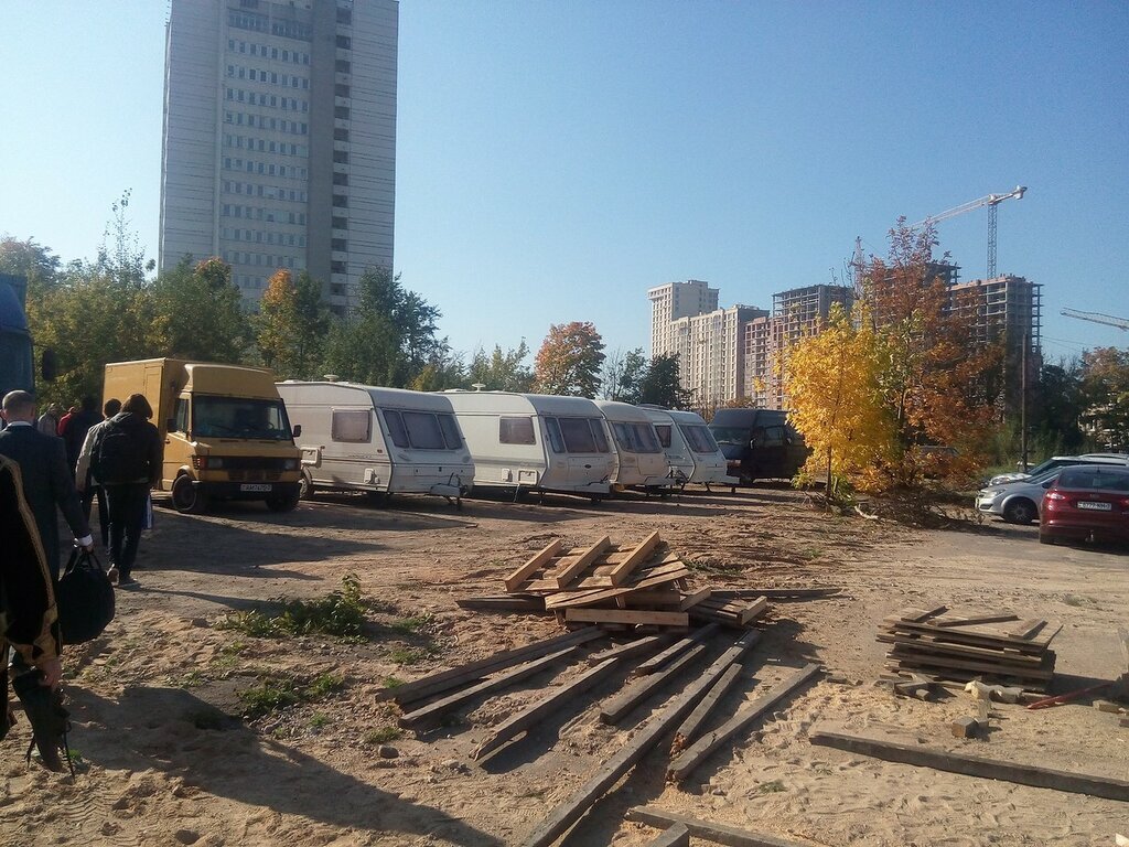 Статисты идут на съемочную площадку, они еще не знают, что их ждет
