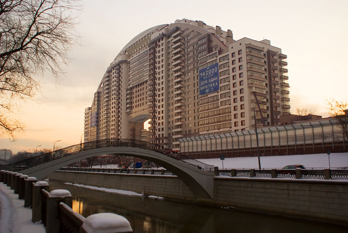 Красивый, необычный, жилой, но всё равно МОНСТР.