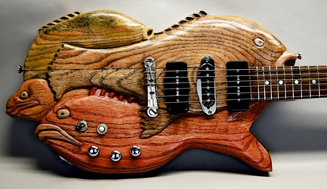 Фото с сайта изготовителя данных гитар, fishguitar.com