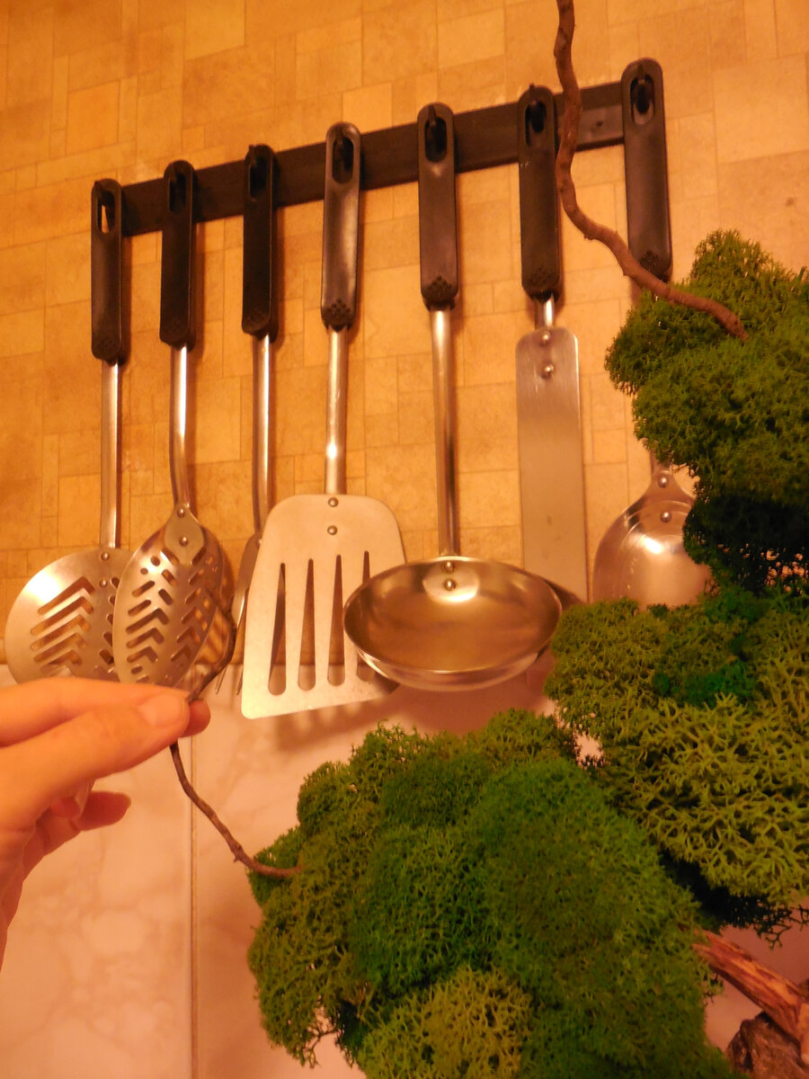 Последний штрих. Прикрепляю третью (самую маленькую) корягу. Точнее, корень