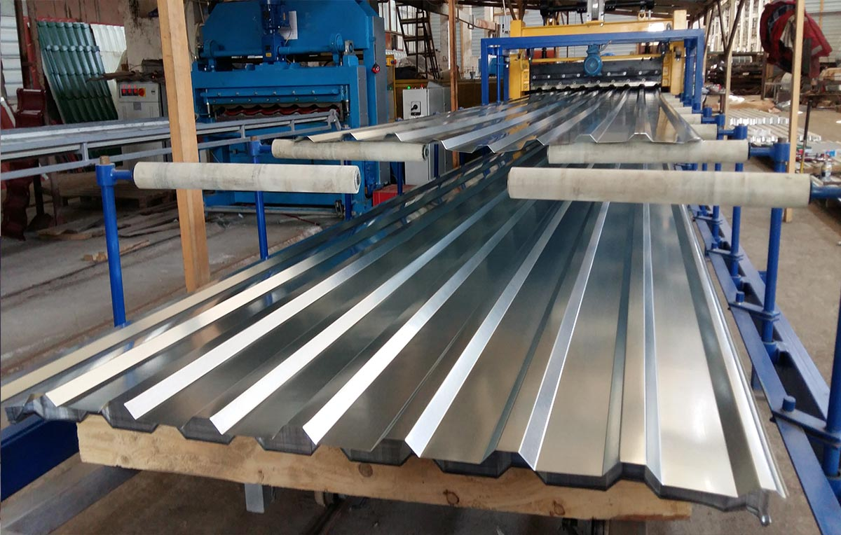 Проект забора металлопрофиль. Профнастил станок. Нс 35 цинк. Как делают профлист. Схема крепления профлиста саморезами на крыше.