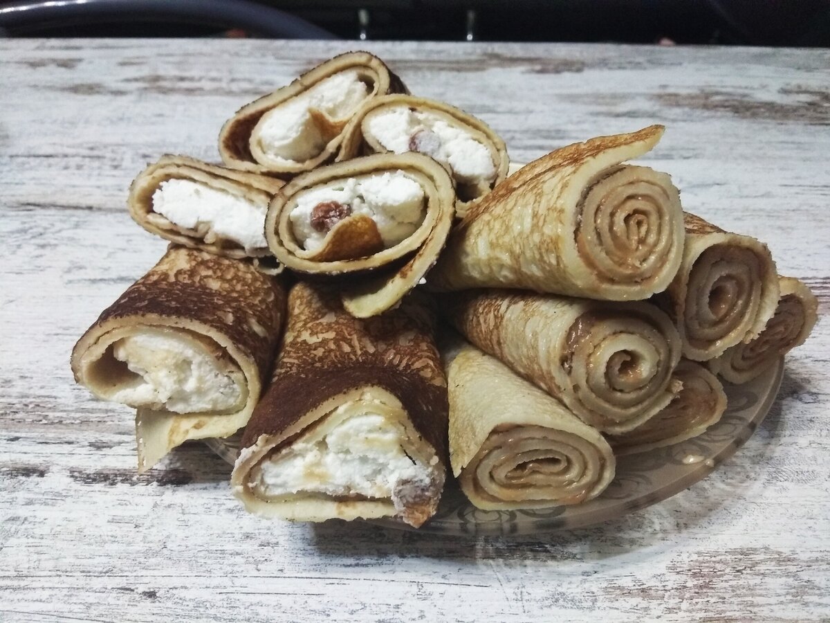 Блины это всегда вкусно и много. Начинка может быть любой, в данном случае блины были как завтрак и как десерт на ужин, поэтому они сладкие, кстати творожная масса из "Светофора" отлично вписалась в эти блинчики. 