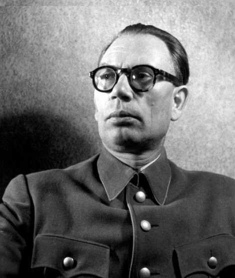 Власов А.А., предавший свою страну в самый тяжелый момент.                                               "Друг познается в беде".