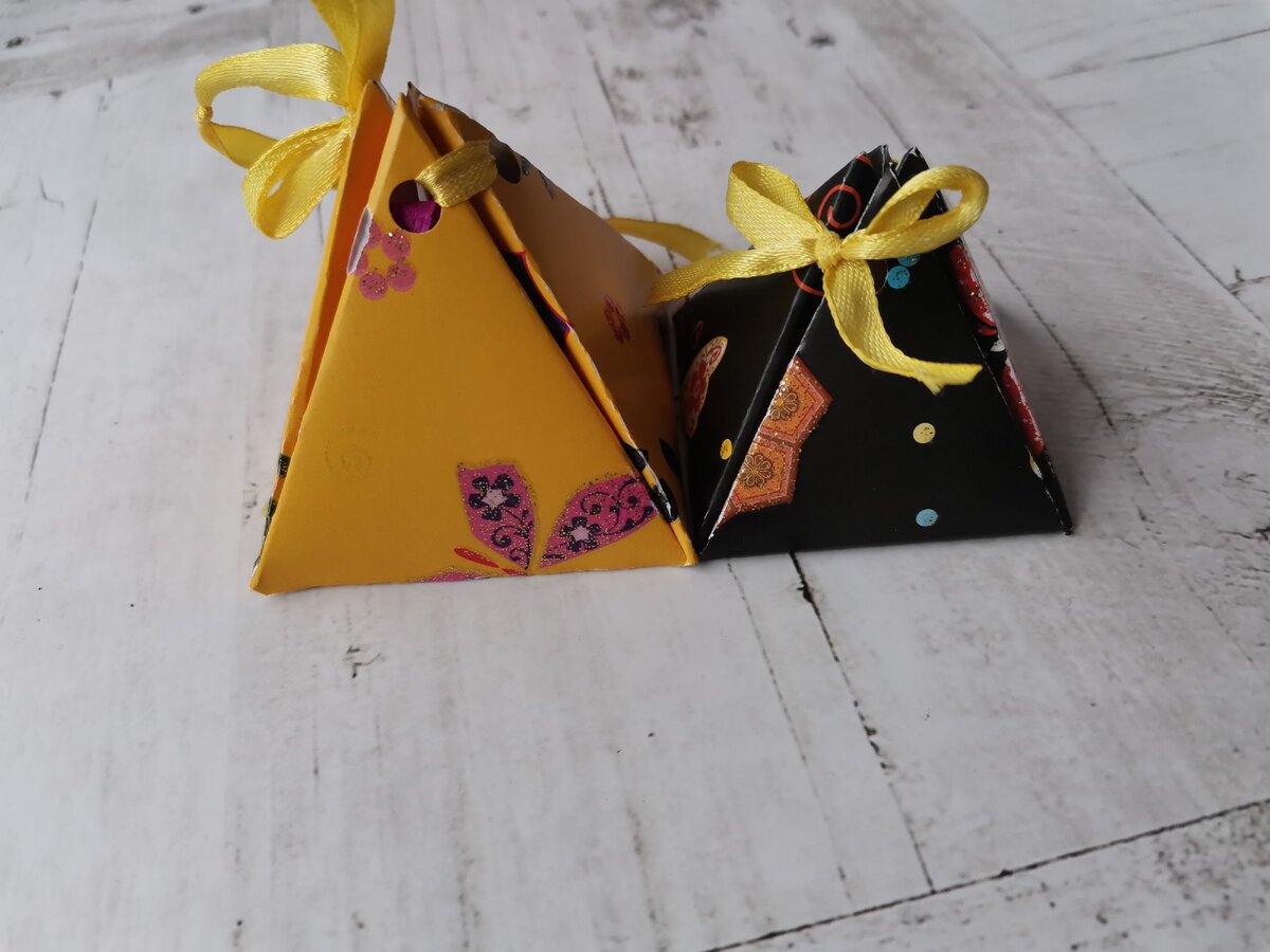 Упаковка для новогодних подарков в виде пирамидок