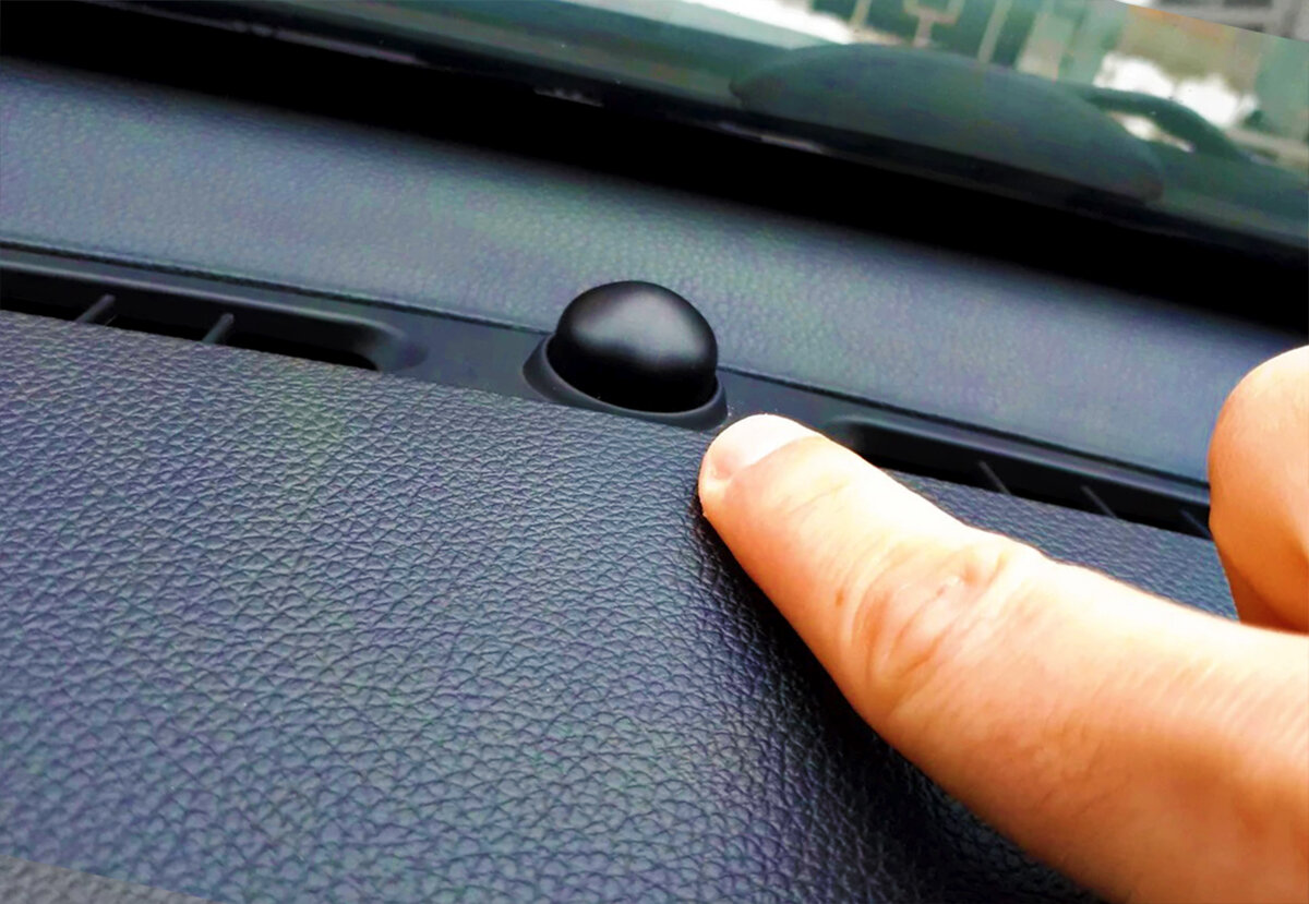 Каких только вариантов не существует: одни называют ее датчиком света, другие говорят про встроенную скрытую камеру или, что данный объект должен отвечать за работу фар.