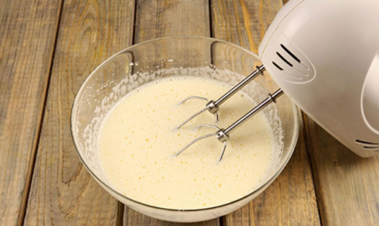 Шаг 2. Просейте муку, а затем смешайте ее с разрыхлителем. А затем вмешивайте сухие составляющие дрожжей во взбитые яйца. Будьте внимательны, движение вашей руки должны были снизу-вверх. Повторяйте движения пока ваше бисквитное тесто не будет полностью однородное, а поверхность будет гладкая.