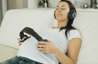 Малыш присутствует при всех делах мамы, поэтому знакомится с определенным ее образом жизни 