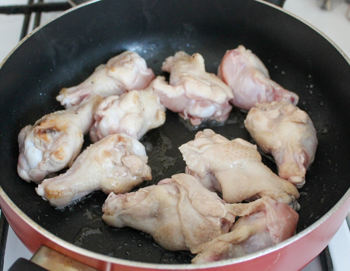 Куриный крылышки обжариваем до корочки