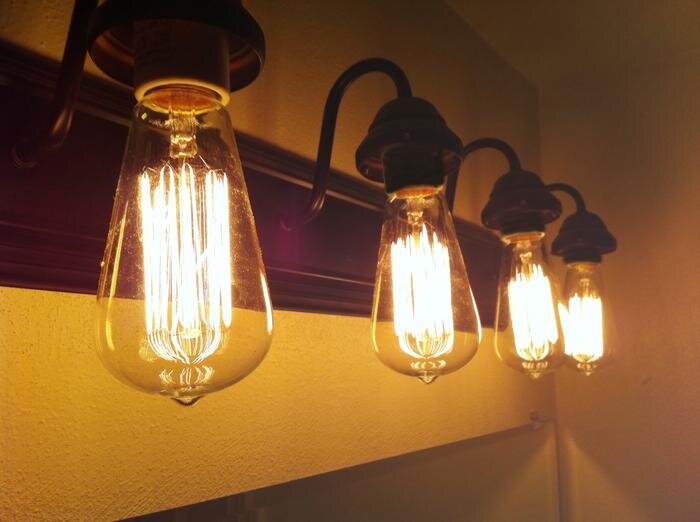 Кто изобрел первую электрическую лампочку: история, которая изменила .