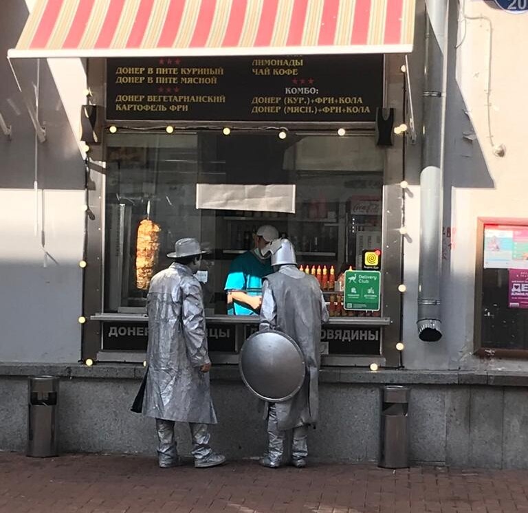 Тайные покупатели на улице столицы. фото из личной коллекции