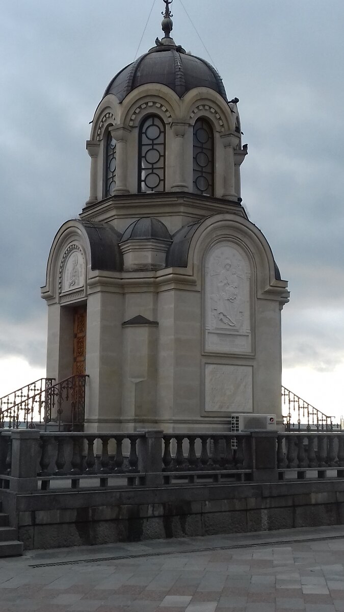                   Часовня-мемориал в честь Собора новомучеников и исповедников российских.