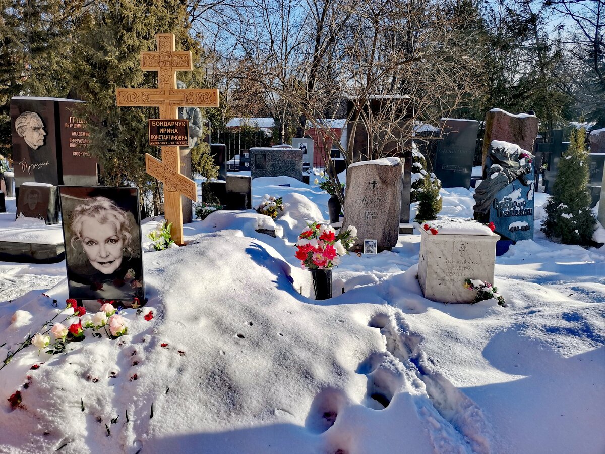 Памятник лановому на новодевичьем кладбище фото сейчас. Памятник Василию Лановому на Новодевичьем. Могила Василия Ланового на Новодевичьем кладбище. Василий Лановой памятник на могиле. Новодевичье кладбище Нона Мордюкова.