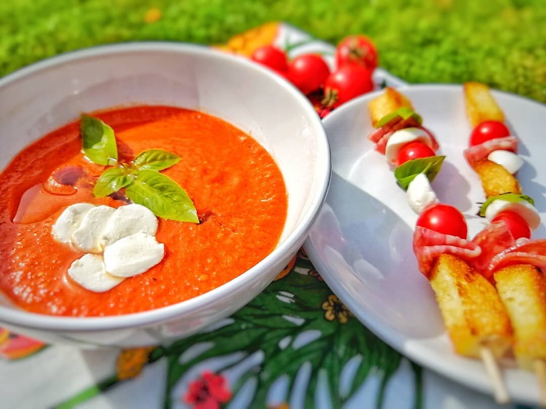 Пример подачи томатного гаспачо с крутонами