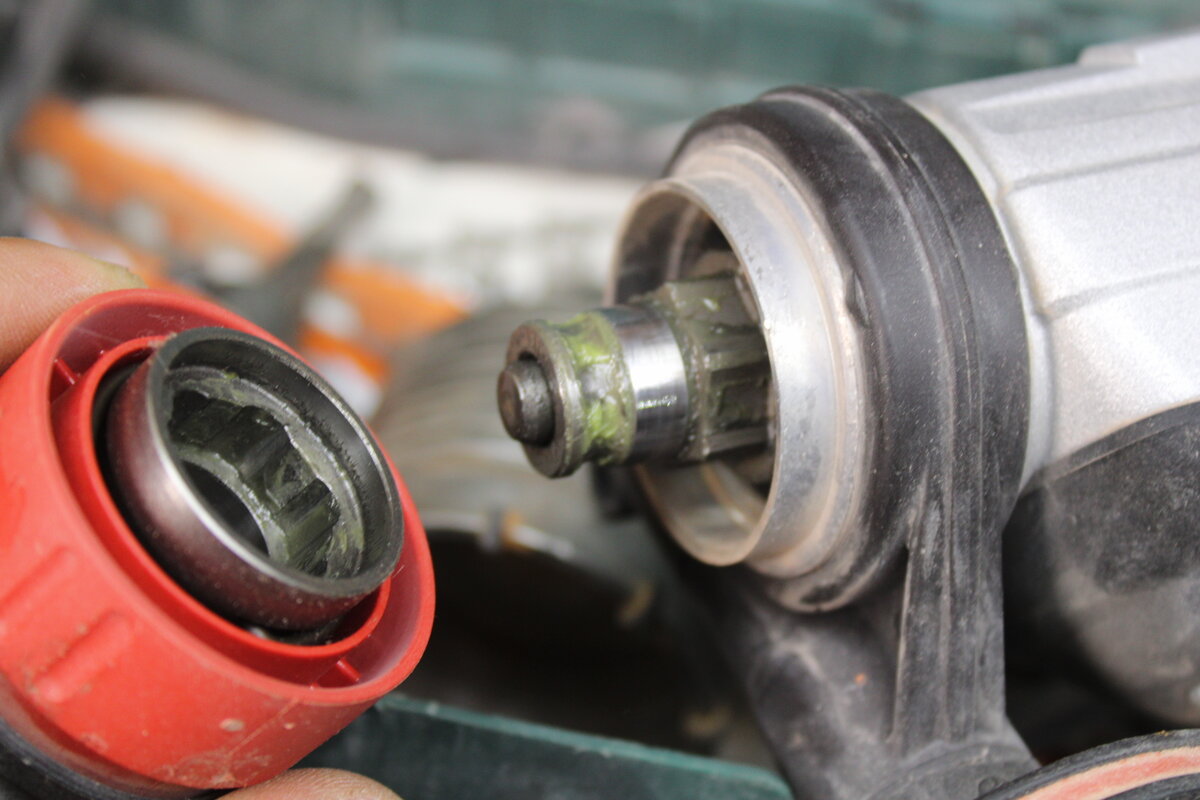 "Хочешь угробить перфоратор, больше не вздумай смазывать бур" - Так мне ...