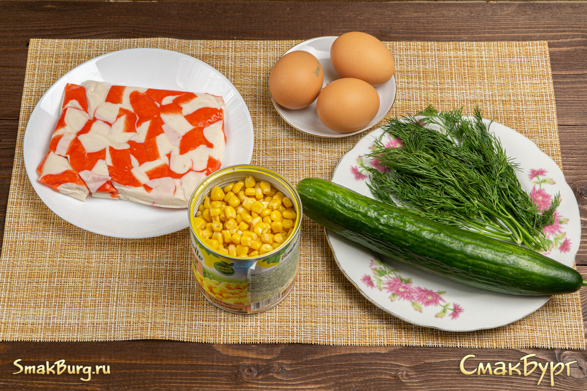 Яркие ингредиенты для приготовления легкого крабового салата