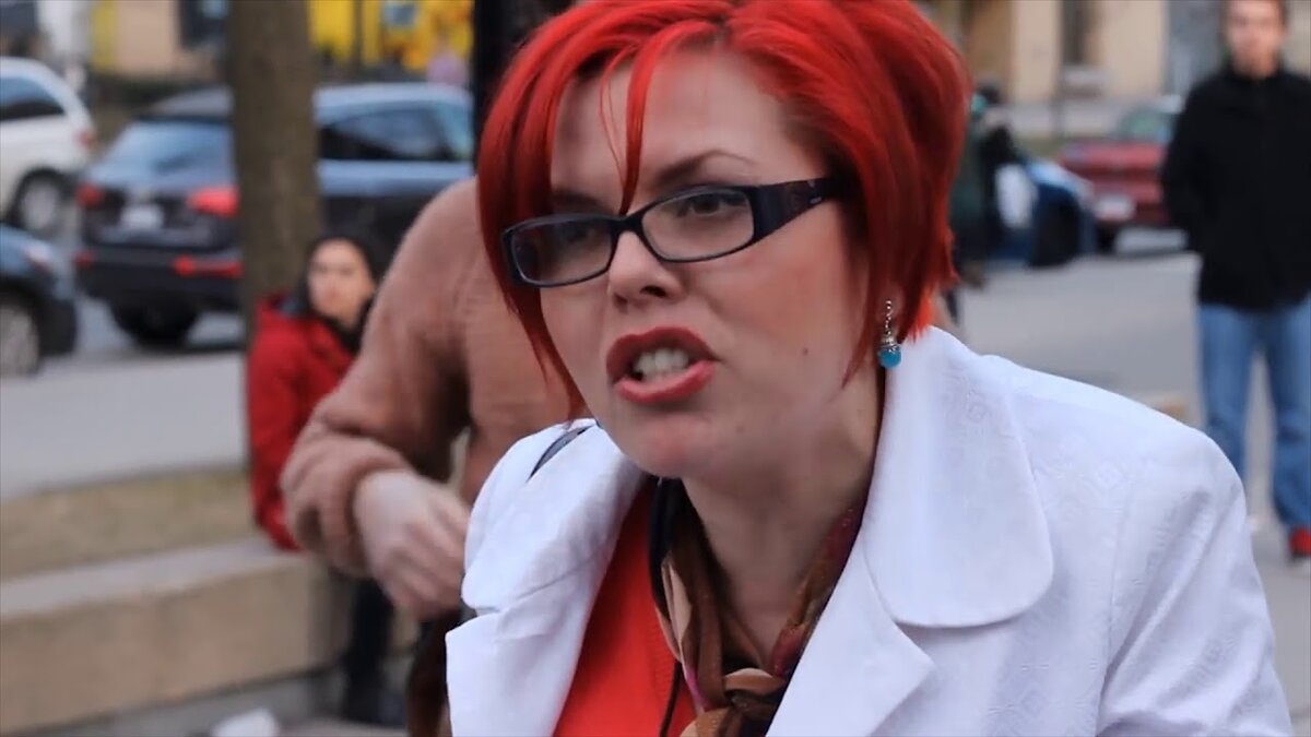 Феминистка с красными волосами кто это