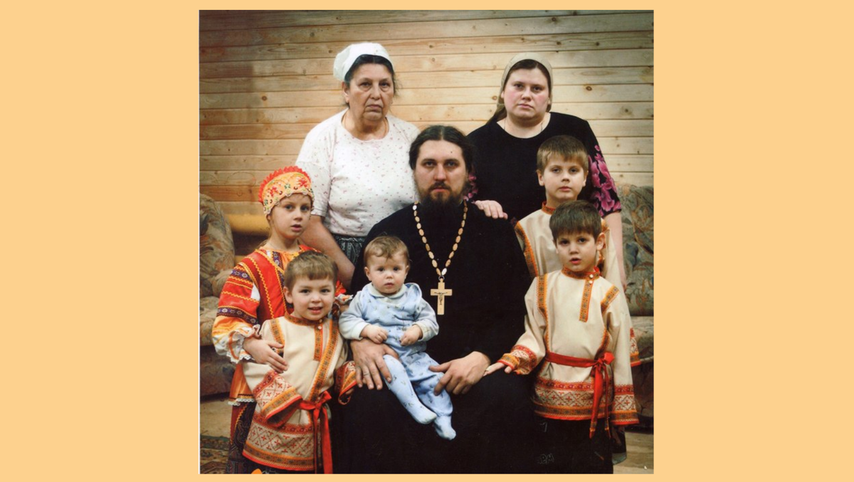 протоиерей Илья Шугаев с семьей