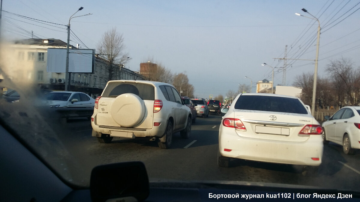 Японский кроссовер подал знак правого повортника, поэтому я ему обязательно уступлю полосу. Автор фотографии kua1102
