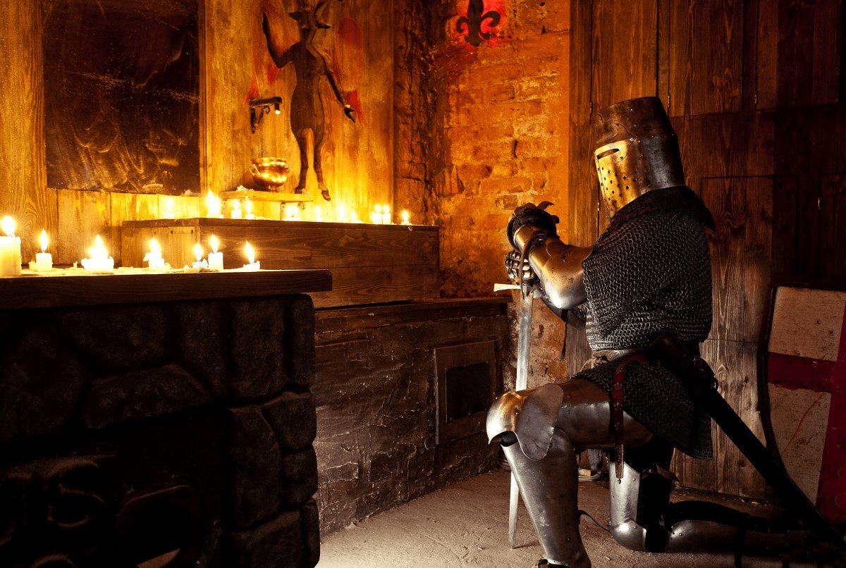 Квесты средневековый замок. Замок тамплиеров квест кемерово. Квест бар дона савендецио. Темный подвал. Клаустрофобия 2 квест в москве.