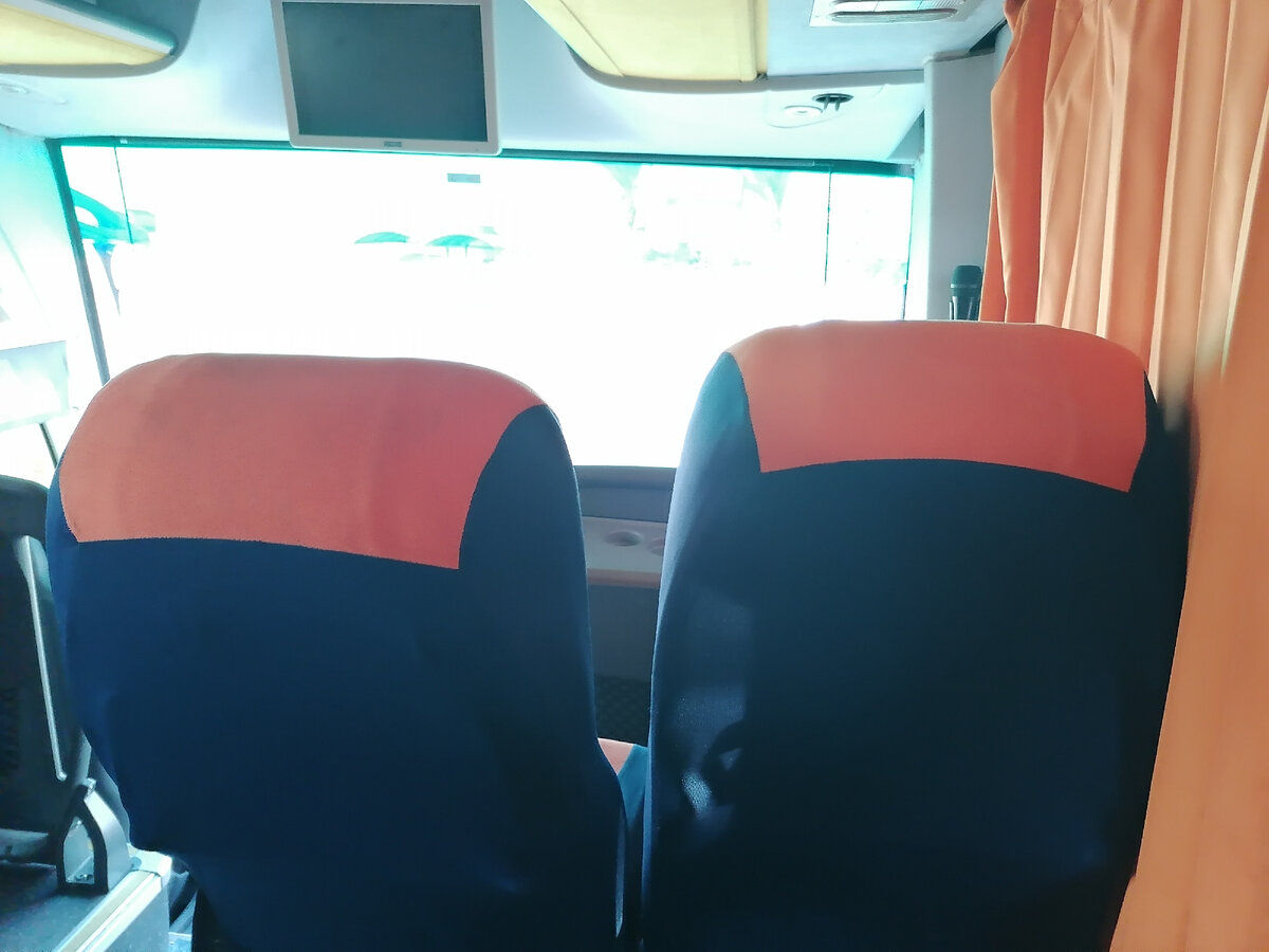 А вот переднее кресло нашго гида. Откинуто на всю мощность. Ему было очень удобно спать. Люди, сидящие сразу кза ним не орали и не  колотили в его кресло. Личное фото сделано во время остановки. 