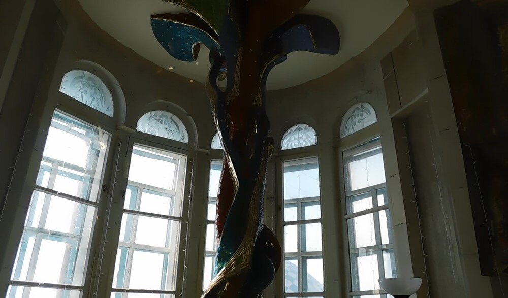 Древо жизни в комнате буддизма . Храм всех религий. Казань