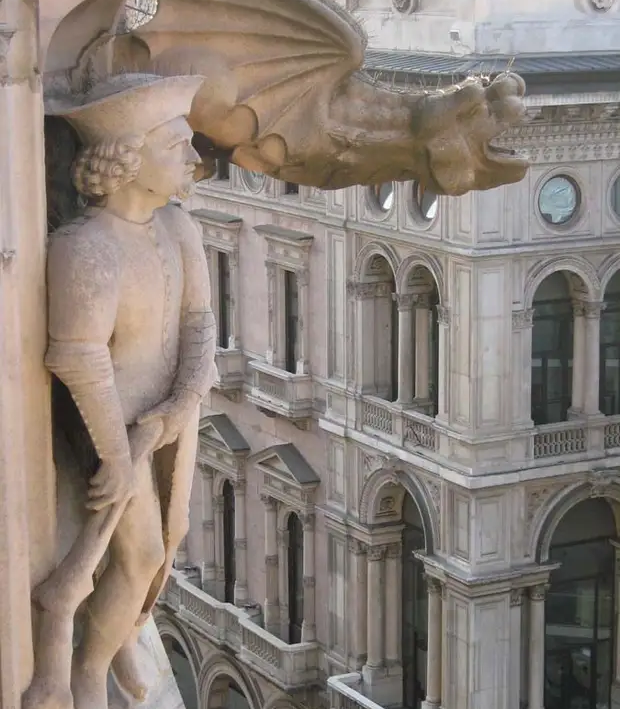 Однако Святой Роман с помощью молитв и святого креста лишил дракона воли. Горгулья покорно легла у ног святого.
Епископ привел побежденного зверя в город, и что бы вы думали? Отправил на жительство в местный зоопарк? А вот и нет. Радостные жители Руана тут же соорудили громадный костер и поджарили зверюшку...:(

Туловище и хвост горгульи сгорели, но глотку костер не смог уничтожить. Глотка оказалась жаростойкой из-за регулярного извержения огня во время ранее творимых безобразий. Тогда мудрые руанцы решили сохранить голову горгульи в назидание другим драконам. А может быть это было распоряжение епископа – сейчас уже не разберешься. Горгульи остатки - голову с глоткой прикрепили к руанскому собору, чтобы наглядно показать нечисти что случается с теми, кто вредит людям...