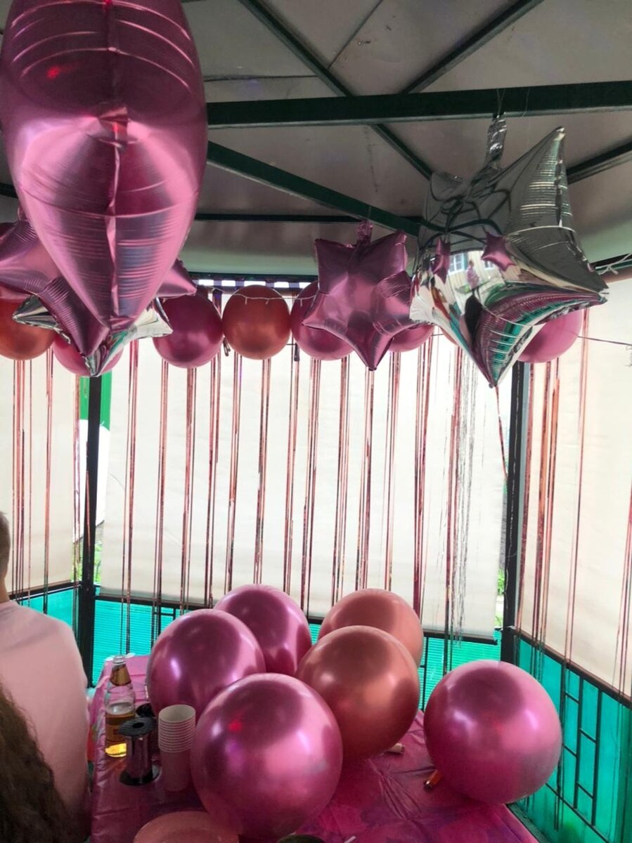 Та единственная фотография которая сохранилась. Беседку украшали в розовых тонах.